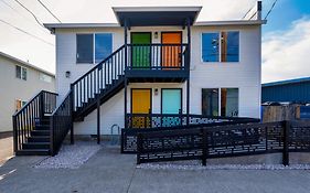 Stay Portland - The Woodstock Inn - Reed College & Vintage Shops